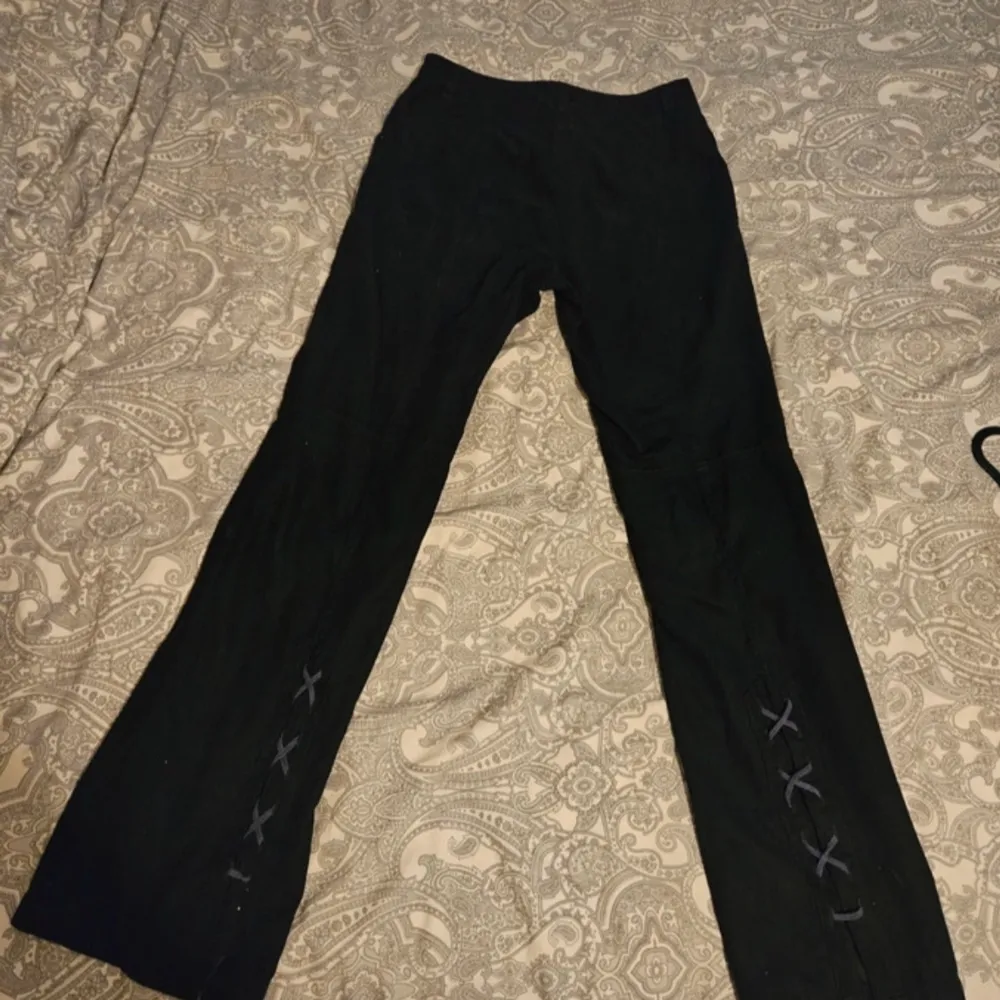 Jättefina byxor jag skulle säga att de är väldigt fina med detaljen det är storlek 40 men sitter jättetajta och går inte upp hela vägen så skulle rekommendera S eller M. Jeans & Byxor.