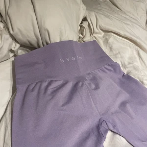 Nvgtn träningsthights  - Ljuslila färg, en tråd som lossnat bak (sista bilden) annars fint skick 