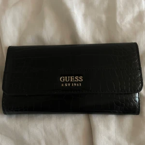 Guess plånbok - Jätte fin Guess plånbok som har används fåtal gånger. Super fräsch och inga defekter. Köpt för 400kr