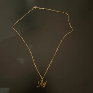 Bokstavshalssband - Jättegulligt halsband från Olympia med ett M på💗 i rostfritt stål, 45 cm långt