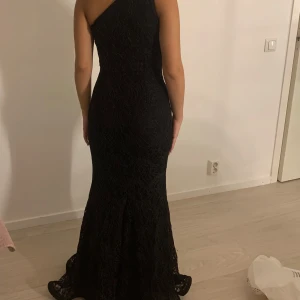 Klänning säljes 350kr - Strl 34. Bra skick, stilren, festklänning. 