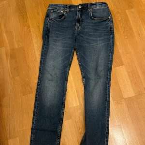 Grisch jeans - Riktigt grischiga jeans i storlek 32/ 32. Är lite smalare/ grischigare i verkligheten än på bilden.