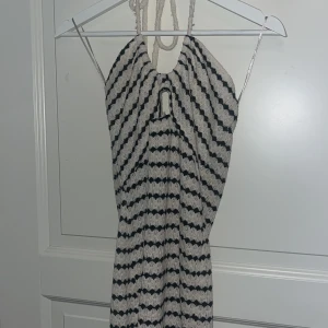 Klänning  - Jätte fin klänning från Pull & bear som aldrig är använd utan bara testad💕💕 Storlek M men väldigt liten i storleken då den är for liten för mig som är S vanligtvis upptill. (Man kan justera banden själv runt nacken)