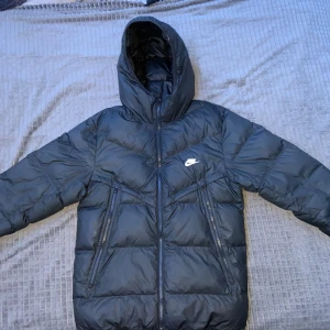 Nike Vinterjacka - Nike vinterjacka använd ett fåtal gånger. Skick är precis som ny. Perfekt att ha till vintern eftersom den är mycket varm. Den är limited edition eftersom varan inte längre säljs av Nike, men nypris låg på 3149kr Storlek S
