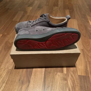 Grå loubs utan spikar - Fina loubs till ett fint pris, kan sänka priset vid snabb affär. Vid mer info kontakta mig.