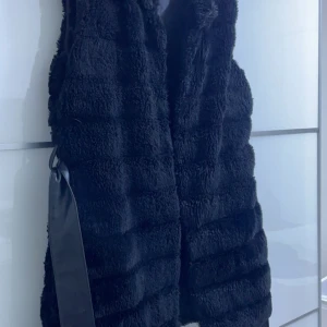 pälsväst - En svart pälsväst i ett gott skick. 