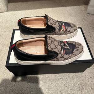 Gucci slip ons. Storlek 42/43. Skick 9/10 som nya. Pris 2299kr ingår box 👍