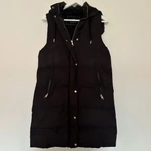 Lång väst - Säljer nu denna långa väst från Zara i storlek xs då den ej kommer till använding längre. Använd ett par gånger men är fortfarande i fint skick, inga defekter finns på den!