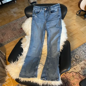Bootcut Jeans Unisex - Ljus/mellanblåa jeans, unisex i bootcut form Aldrig använda pga för liten för mig. Storlek: 38/32