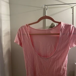 T-shirt öppen rygg - Snygg passform🩷