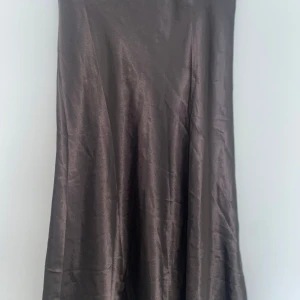 Silk kjol - Aldrig använt, jätte fin lång silk kjol i skimmrig brun perfekt till höst/vinter