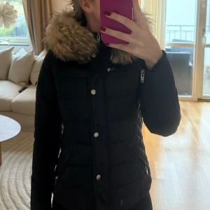 Rock and Blue jacka  - Superfin jacka från Rock and Blue. Äkta päls. Använd men i väldigt fint skick, inga skavanker på den.   Strl 34