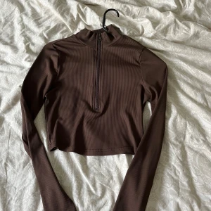 Magtröja  - Superfin magtröja med dragkedja. Aldrig använd 