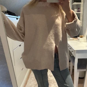 Stickad tröja  - Säljer denna stickad tröja i storlek s, priset går att diskutera vid snabb affär😊🩷hör av dig om du har frågor eller vill ha mer bilder