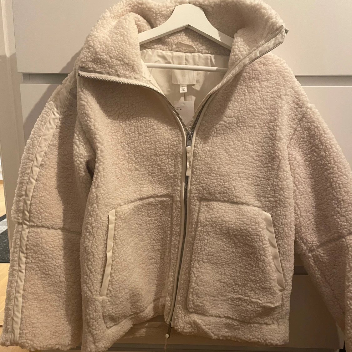 Helt ny Slutsåld populär cremevit Teddyjacka - 90