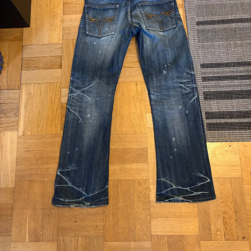 säljer mina sjuka jackrose jeans , sjuk passform galna detaljer. Nypris på dessa är runt 2000-3000 om it mer de är omsydda till mer flared då de va för tajta nya. Jeans & Byxor.