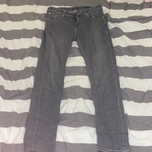 Jeans  - Ett par snygga jeans, i storlek 170 men sitter slim fit. Säljer då dom ej passar längre, väldigt bra skick på dom! Dom e lite grå silvriga i färgen.