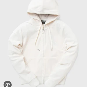 JUICY COUTURE kofta  - Hej! Säljer en jätte fin JUICY COUTURE kofta i creme vit i stl XS. Ny pris 1 300 kr🤍
