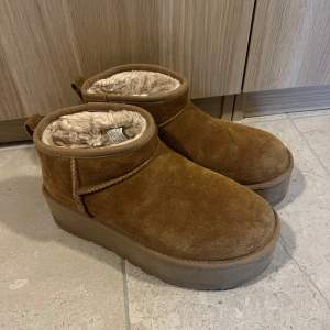 Orginal Uggs i modellen ”classic ultra mini platforms boot” i färgen chestnut. Väldigt bra skick! Nypris är 2200kr