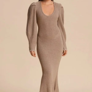 Adoore stickad hourglass klänning - Hej!🤎 Säljer en super fin Adoore stickad hourglass klänning i stl 34. Denna modellen säljs inte längre. Väldigt stretchig stickning passar allt från stl 32-40 skulle jag säga!