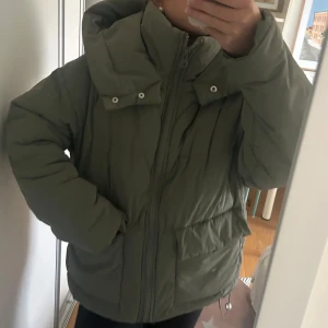 Dunjacka  - Super snygg dunjacka med stor luva! 