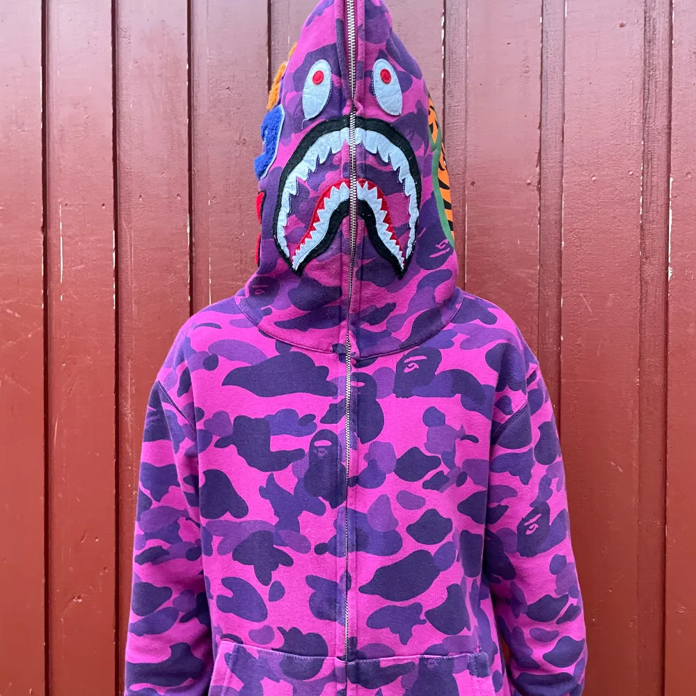 Säljer en BAPE tröja helt ny 9/10 skick skriv vid intresse. Vid snabba affärer kan priset diskuteras . Hoodies.