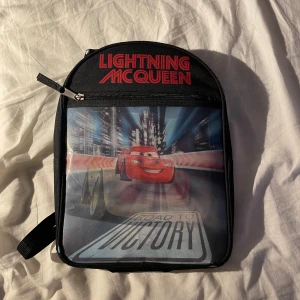 As fet blixten ryggsäck - En as cool väska som kommer dra till sig massor av tjejer eller killar. Disskuterbart pris. OBS liten ryggsäck, cool ändå.