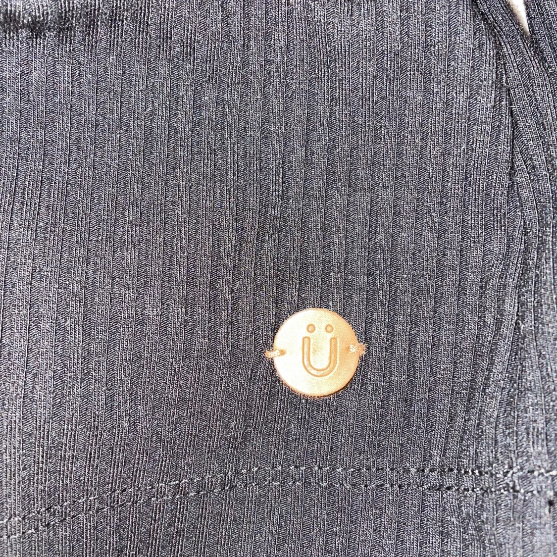 Svart ribbad topp med v-ringning - 91