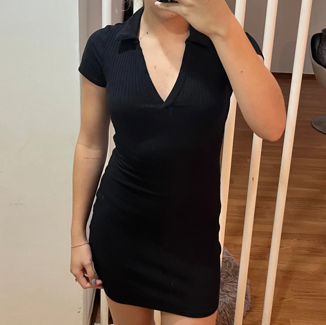 Svart kortklänning med krage