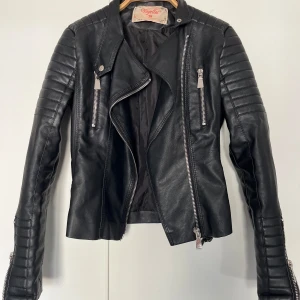 Svart skinnjacka - Perfekta höstjackan! Skinnjacka med vaddering och fina dragkedjor detaljer