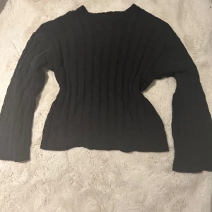 Svart stickad tröja- Gina Tricot  - Ny, inte använd, Gillade inte hur den passade på mig men den är jätte fin på mina vänner 🩷
