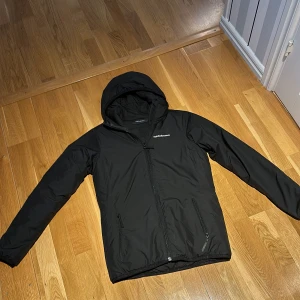 Jacka  - Säljer nu min näst intill oanvända peak performance jacka, som är en perfekt vår/höst jacka 💕