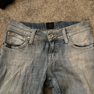 Tiger of Sweden jeans! - Tiger of Sweden jeans! Är i bra skick och även vintage. Dem var tyvärr för små och det är därför jag säljer dessa fina jeans. Dem är skinny och low waist. Och storlek 25/32 och är i style Skogsberg.