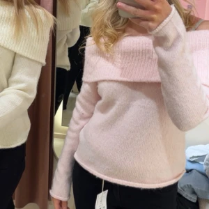 Stickad tröja  - Använd 1 gång!  Super snygg off shoulder stickad tröja från Gina🥰 (Slutsåld på hemsidan) De sista bilderna är lånade💕
