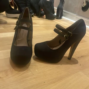 Atmosphere - Högklackad sko i kanonskick säljes.