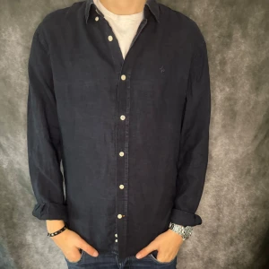 MORRIS LINNESKJORTA  - // Morris linneskjorta, 100% linne | Nyskick | Stolrlek: M  | Nypris runt 1800 | Kontakta för fler frågor eller funderingar // DELUXECLOSET