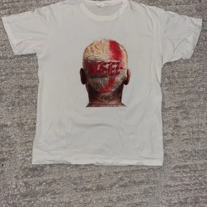 Chris Brown t-shirt - Chris Brown t-shirt knappt använd super bra skick! Inga skador eller fläckar. Både killar och tjejer kan ha på sig den