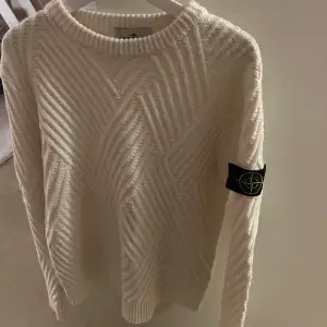 Jag säljer mina Stone Island sweater och nyskick. Storlek M-L. Inga kvitto på detta. QR funkar