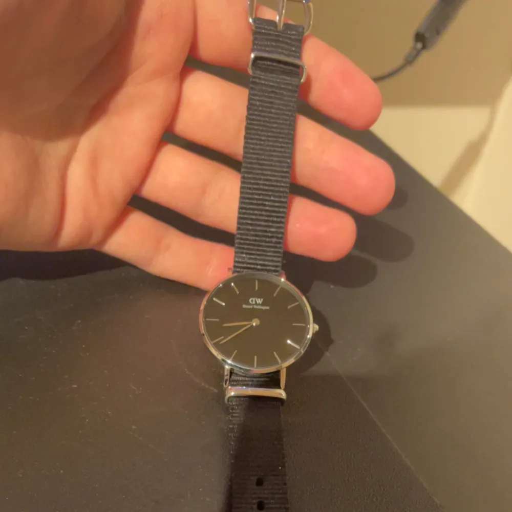 Säljer min Daniel Wellington klocka i svart. Batteriet är slut och behöver bytas. Klockan är i perfekt skick. . Accessoarer.