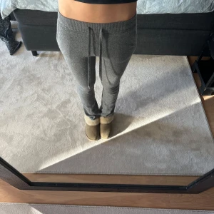 Chasmere mjukisbyxor  - Säljer mina soft goat mjukis byxor som inte finns att få tag på längre i butik i den här modellen, väldigt bra skick skulle säga att de passar en xs-s☺️