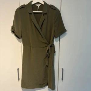 Militärgrön klänning  - Super fin klänning. Säljes pga för liten. Passa bra för storlek S. 