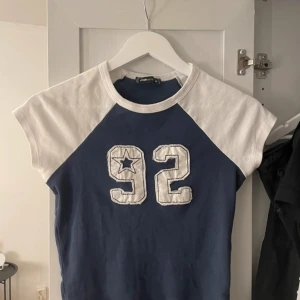 T-shirt  - Lite croppad modell, endast provad på. Storlek M men enligt mig mer en S