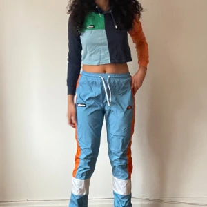 Blå och orange tröja med luva från Ellesse - Topp med luva