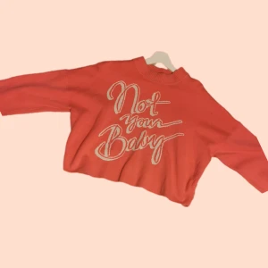 Rosa tröja - Rosa tröja med texten "not your baby". Färgen lutar mot laxrosa men mera barbie pink. 💗
