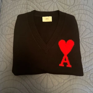 Ami Paris Ullväst  - Säljer denna superfina 10/10 skick Ami Paris västen i riktigt skönt material | Säljer p.g.a att den används extremt sällan | Size S men passar väldigt bra på M | köpt på A.P officiella hemsida | Fråga gärna vid minsta funderingar ✌️ 