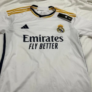 Real Madrid tröja storlek m - Aldrig använt den. Jättebra skick. Priset går att diskuteras