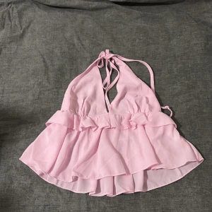 Basic Rosa topp med snören där bak - Man knyter den bakifrån.