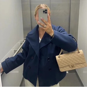 Marinblå kappa  - Extremt snygg kappa i jätte bra skick men kommer tyvärr inte till användning. Säljer för 350kr (pris kan diskuteras)💕