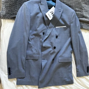 Kystom - Helt kystom set i snygg färg, dubbelknäppt kavaj och matchande byxor. Passar L/M, alltså om du har ungefär 50-52 i kosym storlek. Ser skrynkligare ut på bild. Men stryks innan frakt!