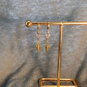 Örhängen  - Så snygga örhängen. Köp för 119kr/st eller 199kr/par. Modell 075